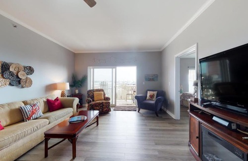 Waterside Village House | Charming Condo at Waterside with Shared Pool Hot Tub Free WiFi and AC