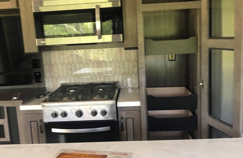 Homestead Cottage | Charming cottage by a beautiful pond in awesome Homestead Redlands.