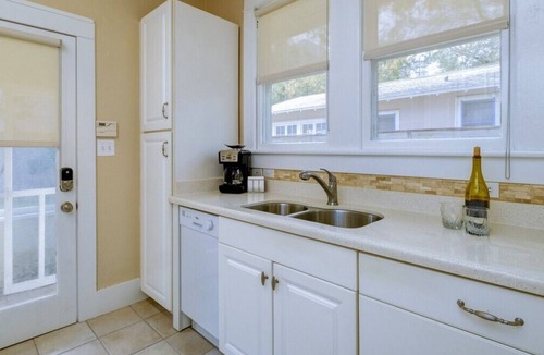 Laurel Park House | Charming Cottage DOWNTOWN SARASOTA. MINUTES FROM SIESTA KEY!