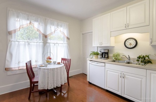 Hot Springs House | Charming Cottage in town~on Appalachian Trail~Mountain Views~