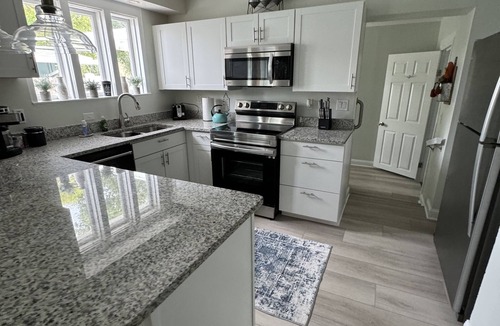 Holly Hill House | Charming Cottage: Minutes to Beach
