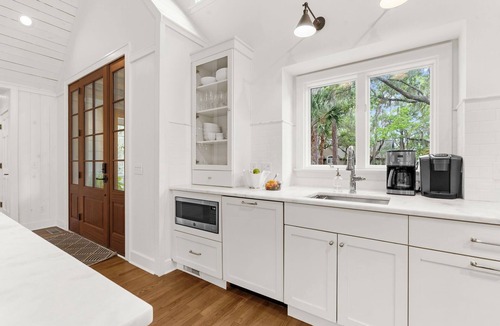 Vanderhorst Plantation Cottage | Charming cottage in popular neighborhood