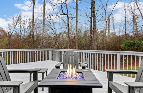 Travelers Rest House | Charming Cottage w/Huge Deck - Perfect for Families/Couples!