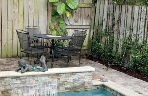 Flamingo Parks House | Charming Cottage Vacation Home Home