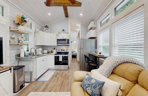 Blairsville Cottage | Charming cottage with hot tub, fire pit & screened-in porch