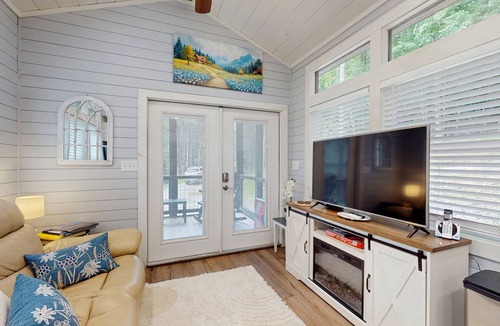 Blairsville Cottage | Charming cottage with hot tub, fire pit & screened-in porch