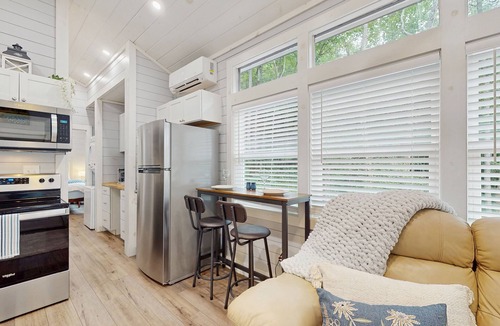 Blairsville Cottage | Charming cottage with hot tub, fire pit & screened-in porch