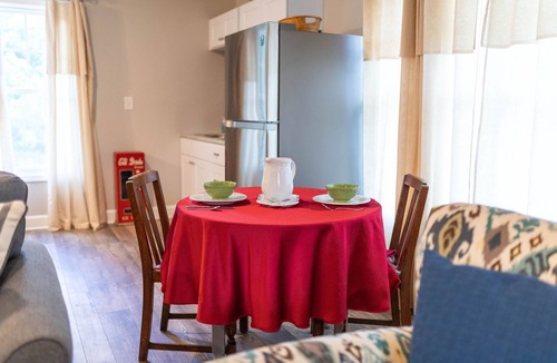 Athens Cottage | Charming country guest cottage eight miles from downtown Athens and UGA