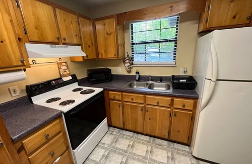 Kimberlin Heights Cabin | Charming Cozy Cabin in a PEACFUL MOUNTAIN setting w HOTTUB! Close to PigeonForge