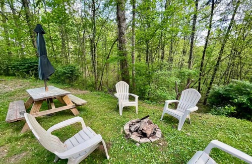 Kimberlin Heights Cabin | Charming Cozy Cabin in a PEACFUL MOUNTAIN setting w HOTTUB! Close to PigeonForge