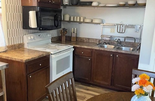 Canton Cottage | Charming, cozy cottage in amazing Canton with WiFi, AC