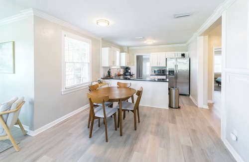 Southbank House | Charming Cozy Stay with Hot Tub near Downtown Jacksonville