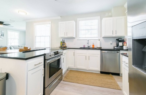 Southbank House | Charming Cozy Stay with Hot Tub near Downtown Jacksonville