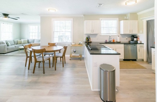 Southbank House | Charming Cozy Stay with Hot Tub near Downtown Jacksonville