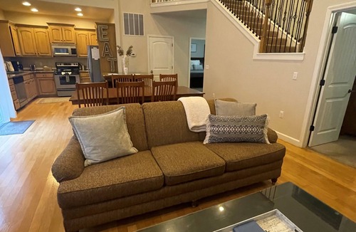Hollister House | Charming Deep Roots Den on Table Rock. Great get away location. Rare find.