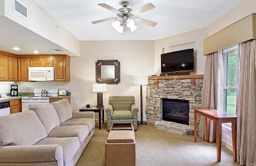 Pittman Center Condo | Charming Deluxe 1 Bedroom w/ Resort Indoor & Outdoor Pools, Golf Course & More!