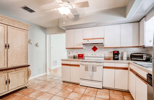River District House | Charming dog-friendly home with enclosed yard, full kitchen & washer/dryer