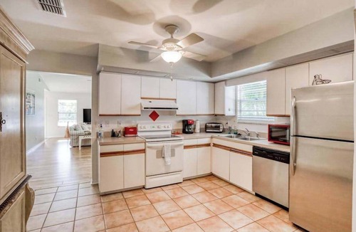 River District House | Charming dog-friendly home with enclosed yard, full kitchen & washer-dryer