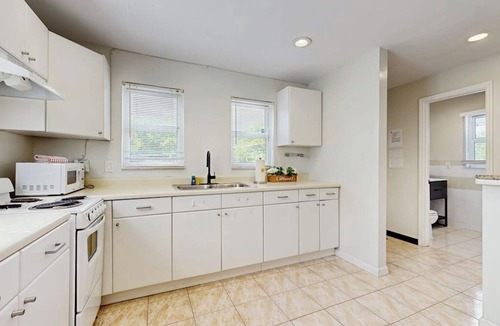 Parkside House | Charming duplex with enclosed yard, fast WiFi, full kitchen, & W/D