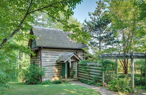 Bostic Cabin | Charming Ellenboro Cabin on 12 Acres w/ Courtyard!