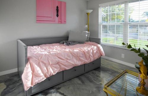 Seffner Community Alliance House | Charming Family Oasis ~ Dog-Friendly ~ Backyard