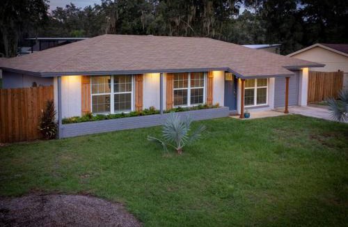 Seffner Community Alliance House | Charming Family Oasis ~ Dog-Friendly ~ Backyard
