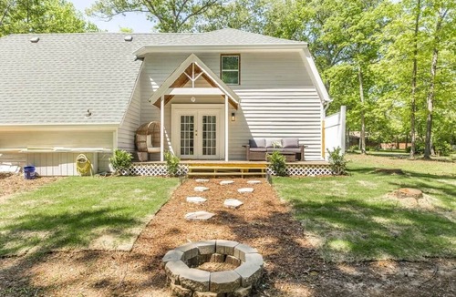 Centerville House | Charming Farmhouse Getaway 7 Beds