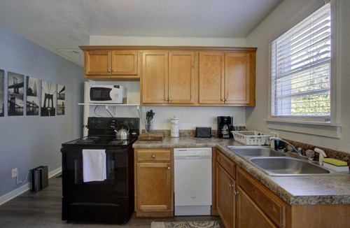 Midtown Apartment | Charming Flat | Walk to Overton | Free Parking