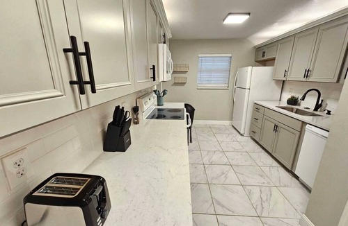 Colonialtown South House | Charming Foodie Lovers Duplex walk to Mills50 - sleeps 10