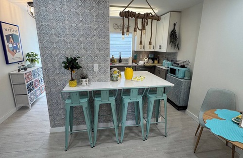 Ilexhurst Cottage | Charming Ground Level Resort Style 3unit condo unit B a few steps from the beach