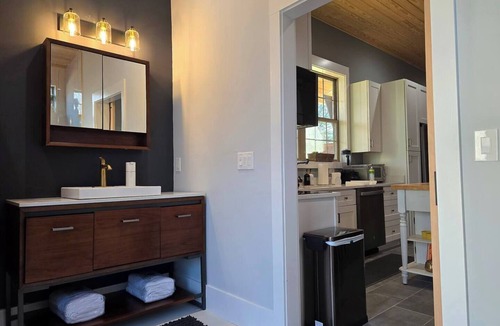 East Lake Villa | Charming guesthouse in Atlanta near East Lake Golf Course w/hottub & pool
