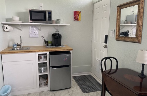Gulfport Apartment | Charming Gulfport Town Guest Cottage Studio -Walk To Beach -Shops -Restaurants