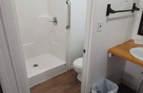 Mayo Hotel | Charming Hill Top 19 in lovely Mayo with Wi-Fi, AC, fitness room