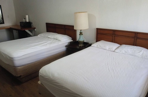 Mayo Hotel | Charming Hill Top Room 17 in Mayo with WiFi, AC, fitness room