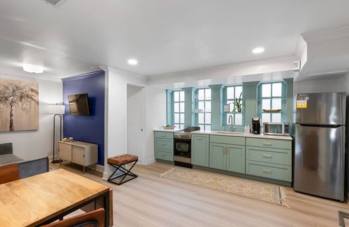 Cannonborough Elliotborough Apartment | Charming Historic 1BR w/Private Porch + Free Parking