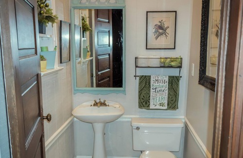 Fitzgerald House | Charming Historic Home in Downtown Fitzgerald - Fast WiFi, Comfortable Stay