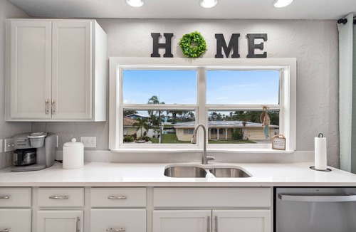 Bay Colony House | Charming Home Near Anna Maria Beach Pool+Games
