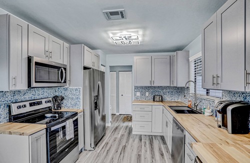 Indian Trails House | Charming home near beach & golf with central AC & patio - dog-friendly