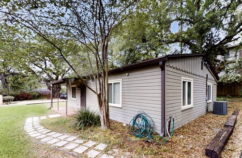 Tallahassee House | Charming home near downtown Tallahassee with washer/dryer, full kitchen, & AC
