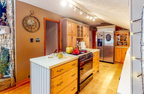 Gainesville House | Charming home with amazing views of the water, inviting screened porch