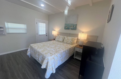 Lake Wales Hotel | Charming hotel in adorable Lake Wales with WiFi, AC, with a beautiful lake view.