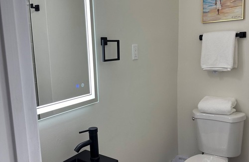 Lake Wales Hotel | Charming hotel in adorable Lake Wales with WiFi, AC, with a beautiful lake view.