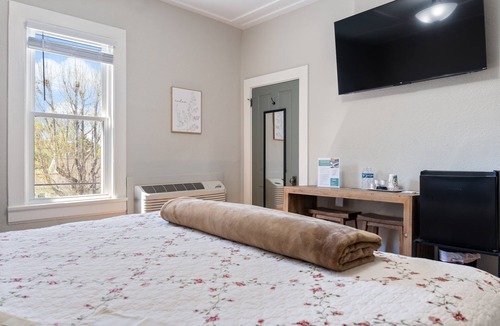 Tellico Plains Hotel | Charming Inn as you Enter Cherokee National Forest, The Munz Room 6C