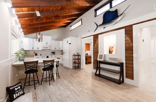 Jupiter Farms Cabin | Charming Jupiter Farms Real Log Cabin - 3 Bed/2 Bath. Pet friendly & big yard