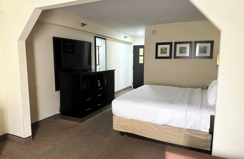 Mount Berry Hotel | Charming King Suite in Rome | Spacious Stay Near Dining, Local Attractions