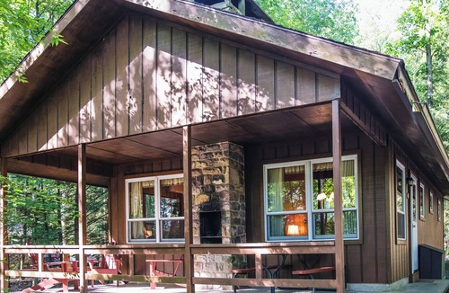 Reeders Cabin | Charming Lake Front Cabin in the Poconos