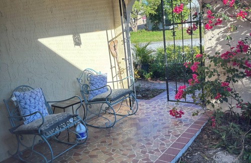 Port Richey House | Charming Lakefront 2-bedroom house with WiFi, AC in quaint New Port Richey