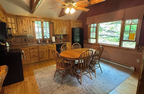 Paupack Cabin | Charming Lakefront Cabin with private dock - kid and pet friendly!