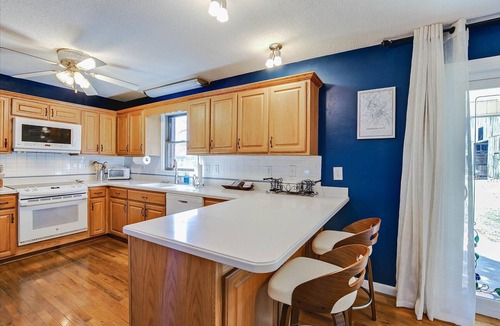 Johnson City House | Charming level 3-BR,2Ba house in Johnson City with WiFi, AC, views, pet friendly
