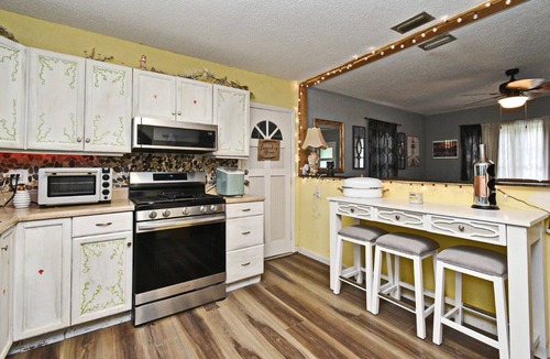 Mount Dora House | Charming Mount Dora Cottage Getaway – Walk to Lake & Downtown!